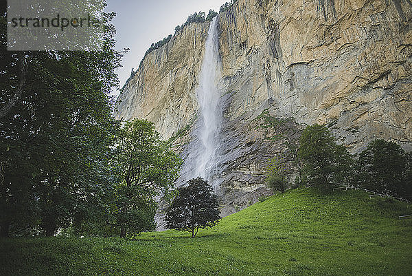 Wasserfall und Felsen in Lauterbrunnen  Schweiz