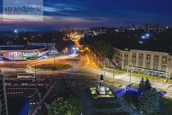 Moldawien  Chisinau  Stadtbild in der Abenddämmerung beleuchtet