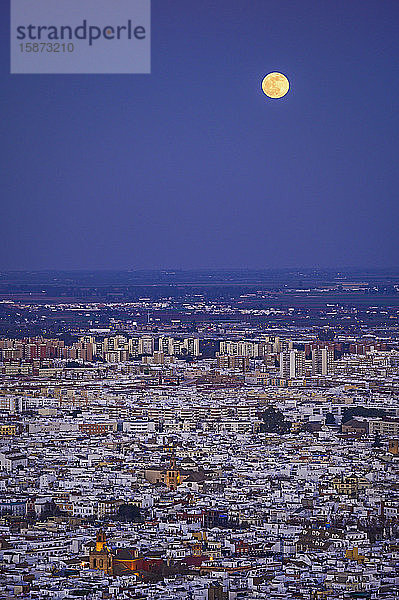 Spanien  Andalusien  Sevilla  MondaufgangÂ überÂ Stadtbild