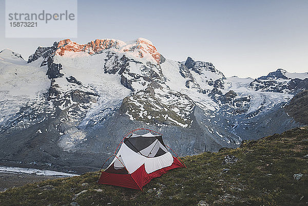 Zelt am Gornergletscher im Wallis  Schweiz