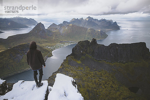 Junger Mann beim Wandern auf einem Berg in Norwegen