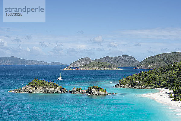 Insel im Meer an der Trunk Bay in St. John  Jungferninseln