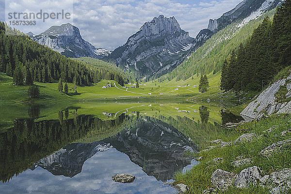 See und Berge in Samtisersee  Schweiz