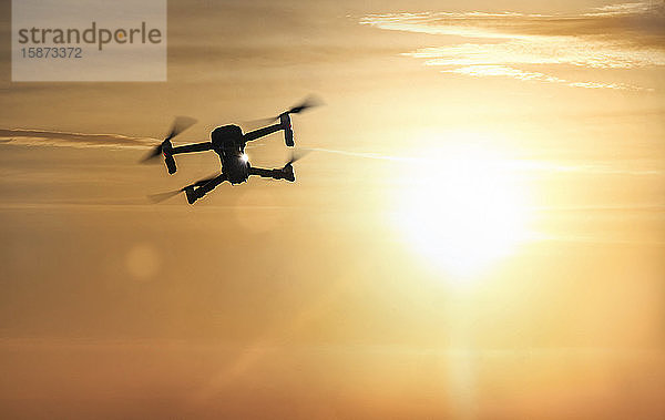 Drohnenflug bei Sonnenuntergang