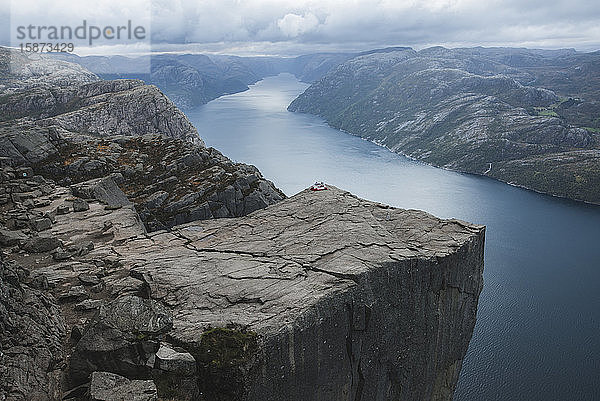 Zelt in der Ferne auf der Klippe Preikestolen in Rogaland  Norwegen