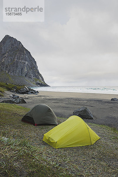Zelte am Strand von Kvalvika auf den Lofoten  Norwegen