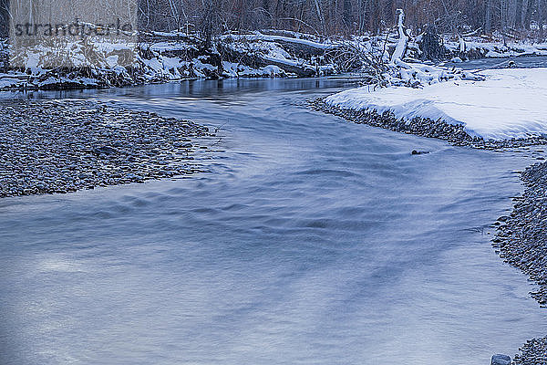Langzeitbelichtung eines Flusses im Winter