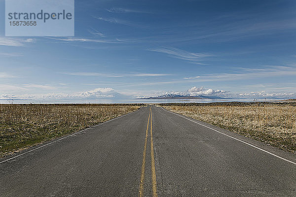 USA  Utah  Salt Lake City  Leere Straße unter blauem Himmel