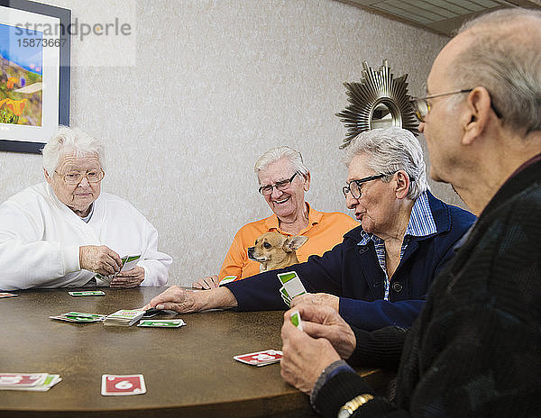 Ältere Menschen spielen Kartenspiel