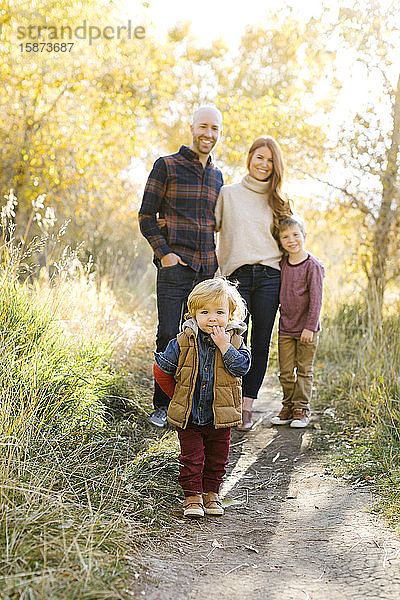 Lächelnde Familie auf Waldweg