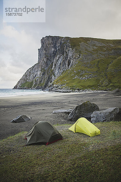 Zelte am Strand von Kvalvika auf den Lofoten  Norwegen