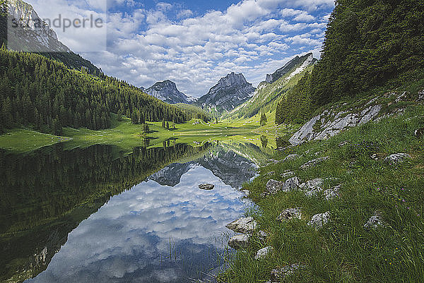 See und Berge in Samtisersee  Schweiz