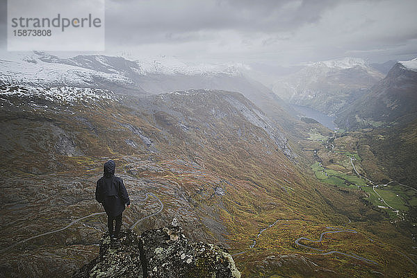 Mann auf dem Berg Dalsnibba mit Blick auf das Tal in Geiranger  Norwegen