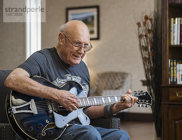 Älterer Mann spielt Gitarre