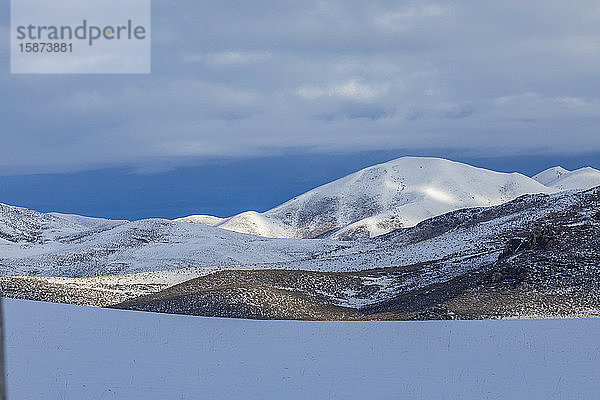 Verschneite Berge bei bedecktem Himmel