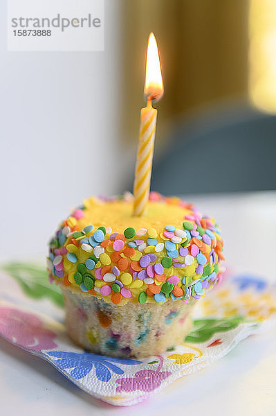 Cupcake mit Geburtstagskerze