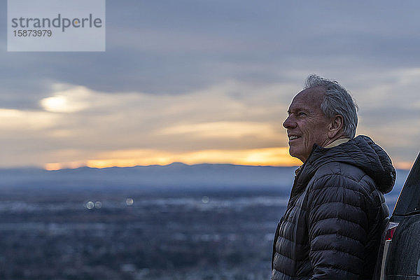 Älterer Mann betrachtet die Aussicht bei Sonnenuntergang