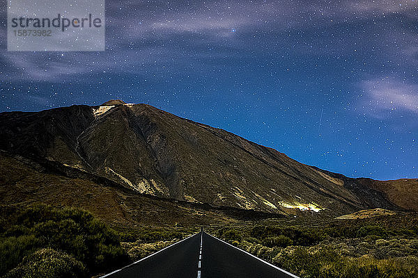 Der Berg Teide und die Autobahn in Tenerfie  Spanien