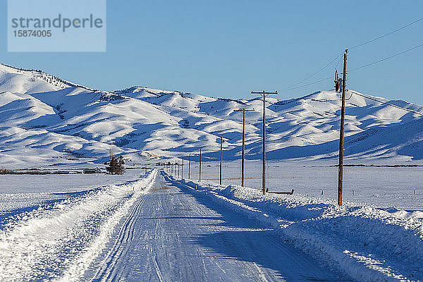 Verschneite Straße und Berge