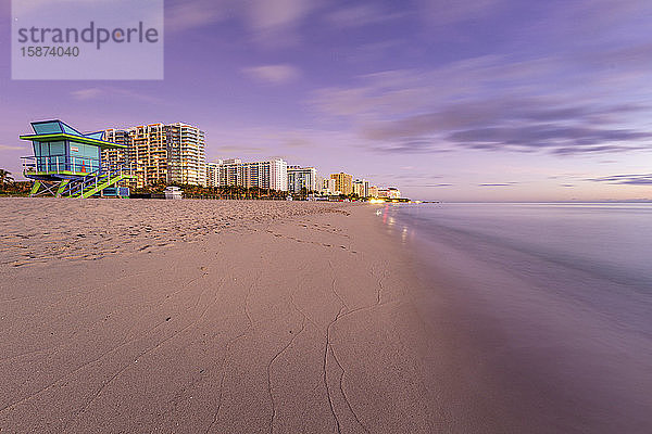 USA  Florida  Miami  RettungsschwimmerhÃ?tte und Hotels am StrandÂ