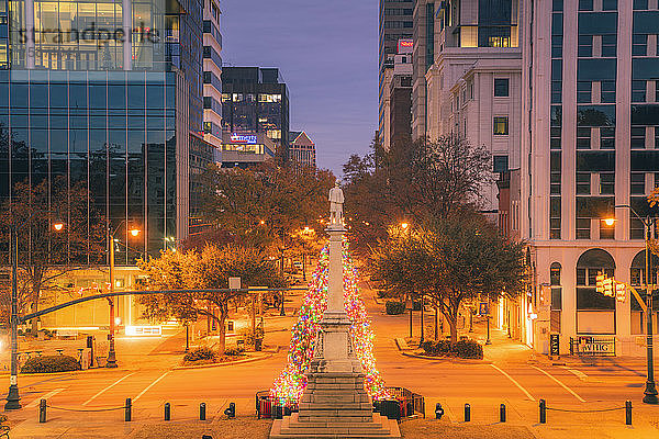 USA  South Carolina  Columbia  Beleuchtetes Denkmal bei Nacht