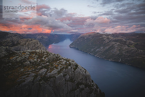 Preikestolen-Klippe am Lysefjord bei Sonnenuntergang in Rogaland  Norwegen