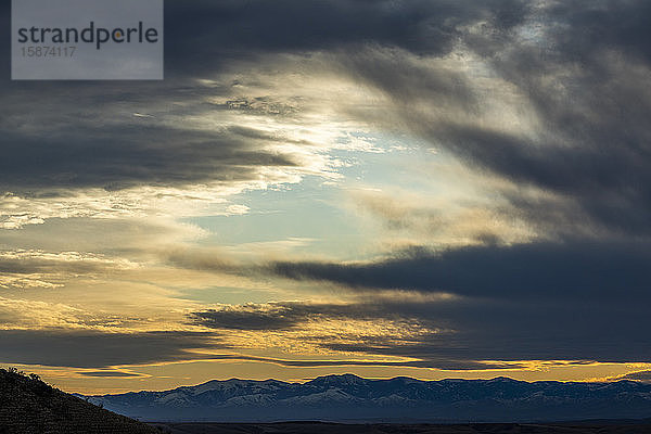 Wolken am Himmel bei Sonnenuntergang