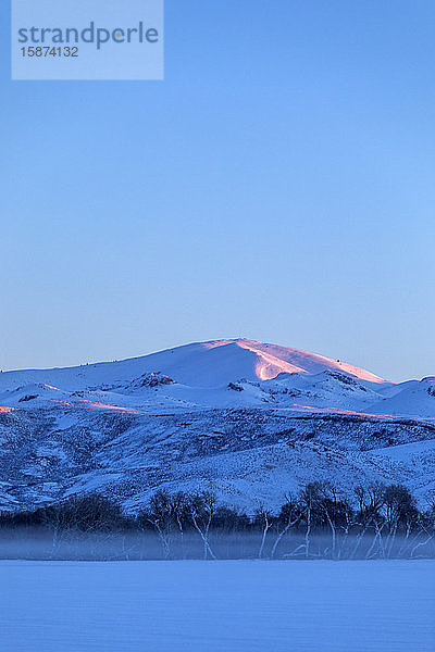 Verschneite Berge bei Sonnenaufgang