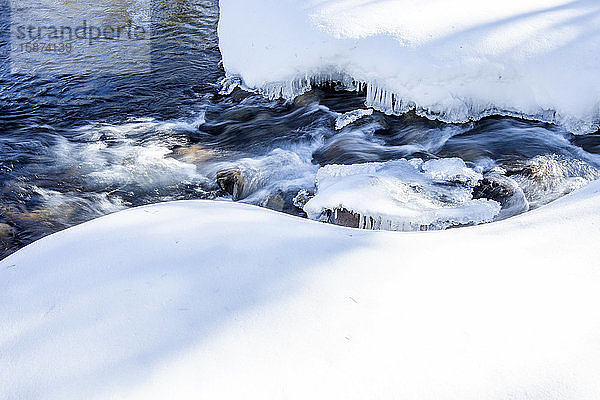 Fluss durch Schnee