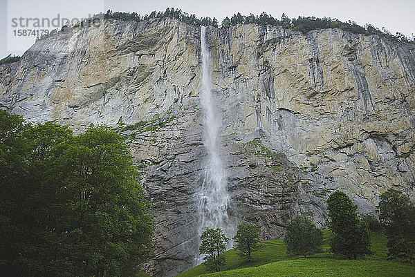 Wasserfall und Felsen in Lauterbrunnen  Schweiz