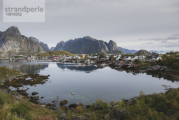 Dorf an See und Klippen auf den Lofoten  Norwegen