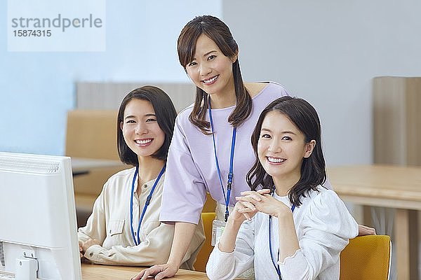 Japanische Geschäftsfrauen im Büro