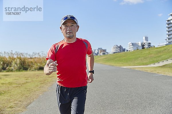 Älterer japanischer Mann trainiert in der Stadt