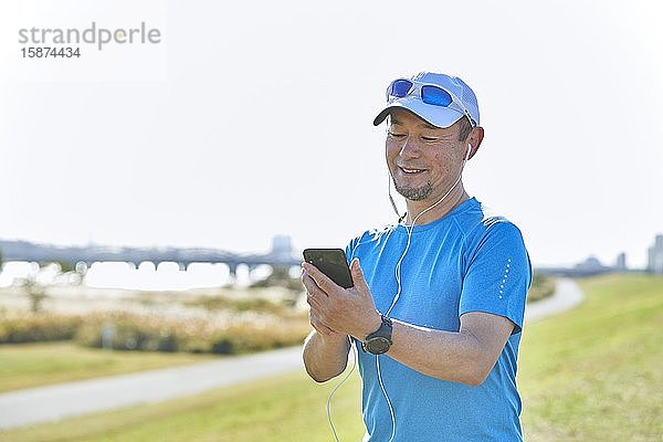 Älterer japanischer Mann trainiert in der Stadt