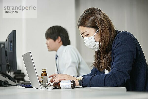 Japanische Geschäftsfrau im Büro