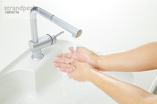 Frau beim Händewaschen