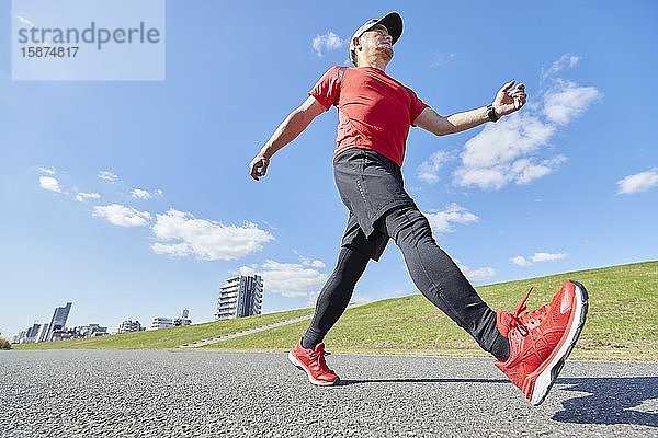 Älterer japanischer Mann trainiert in der Stadt