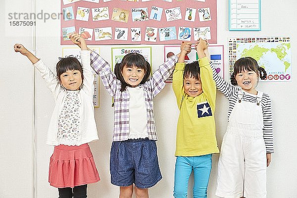 Japanische Kinder in der Schule