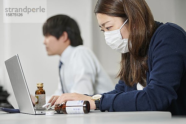 Müde japanische Geschäftsfrau im Büro