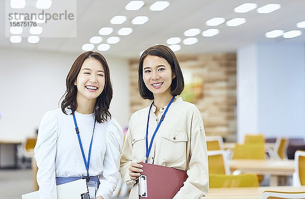 Japanische Geschäftsfrauen im Büro