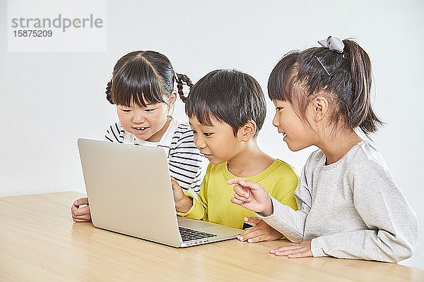 Japanische Kinder in der Schule