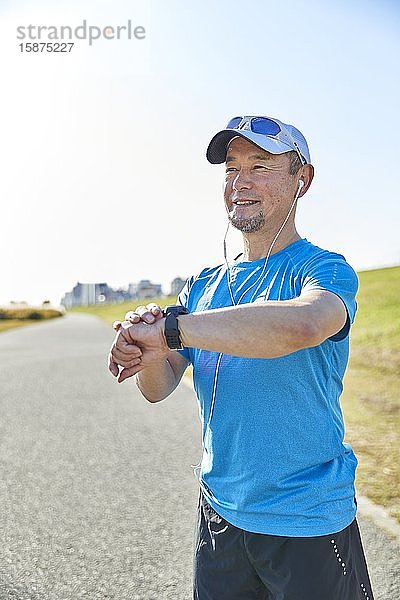 Älterer japanischer Mann trainiert in der Stadt