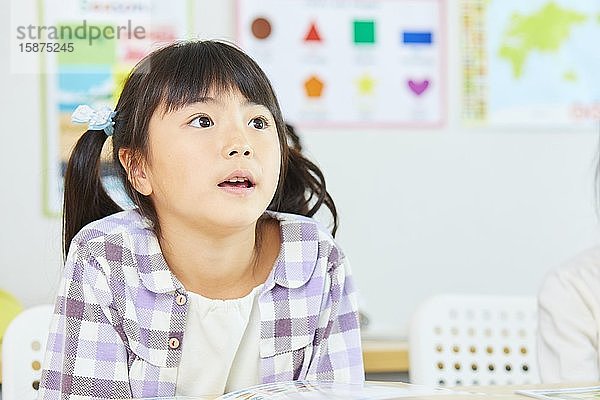 Japanisches Kind in der Schule