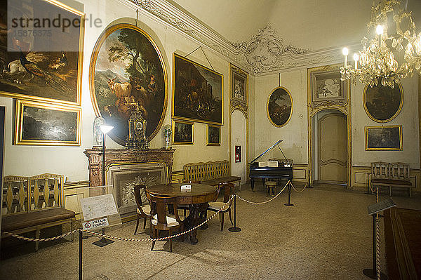 Italien  Piemont  Turin  Herzogliches Schloss von AgliÃ¨. Es gehÃ¶rt zu den Savoyer Residenzen  die zum UNESCO-Weltkulturerbe gehÃ¶ren.Saal der Diener