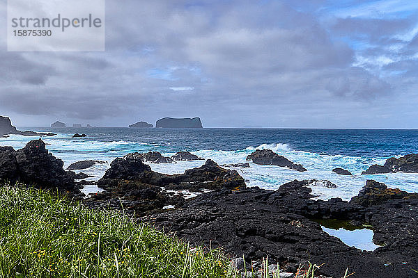 Europa  Island    Heimaey ist die größte Insel des Vestmannaeyjar-Archipels. Im Januar 1973 zerstörte der Lavastrom des nahe gelegenen Vulkans Eldfell die halbe Stadt und drohte  den Hafen zu schließen.