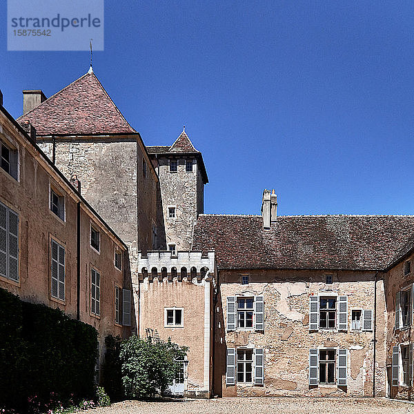Europa  Frankreich   Bourgogne-Franche-ComtÃ©  Departement  Inmitten der Weinberge liegt das ChÃ¢teau de Rully  eine mÃ©diÃ©vale Festung aus dem 12. Jahrhundert.