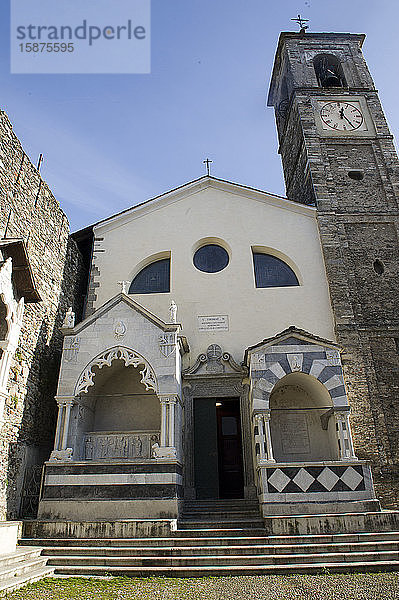 Italien  Lombardei  Dervio  Provinz Lecco  Ostufer des Comer Sees. Das Dorf Corenno Plino  die Kirche von San Tommaso di Canterbury und die Arche Andreani