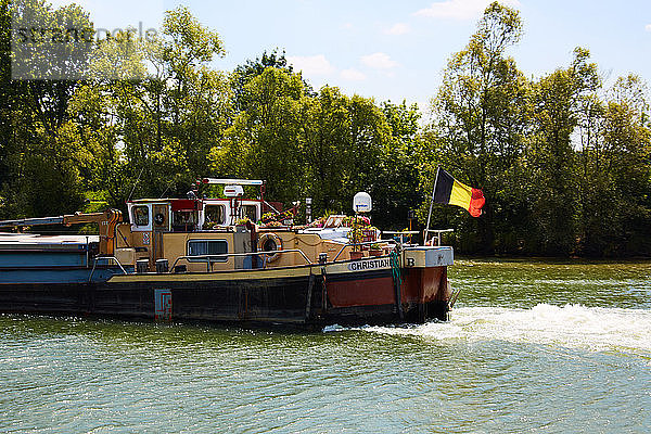 Frankreich   Leben auf dem Boot auf dem Fluss La-Seille  Bourgogne-Franche-ComtÃ©  Departement  Quart Guinet Gebiet  Kartenspiele