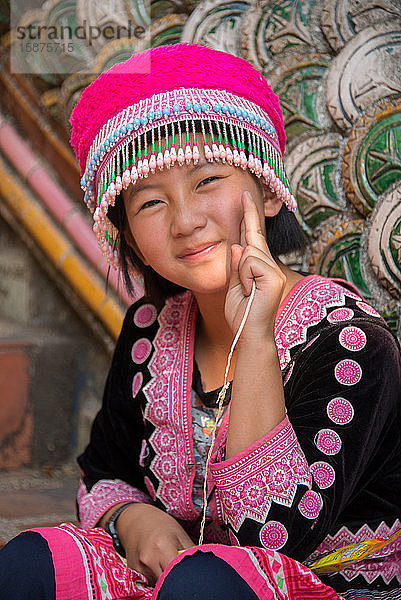 Asien  Thailand  Chiang Mai  Doi Suthep-Tempel  lächelndes Mädchen