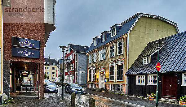 Europa  bunte Gebäude in der Stadt  Geschäfte und Restaurants an einem regnerischen Tag im Sommer in Reykjavik  Island.